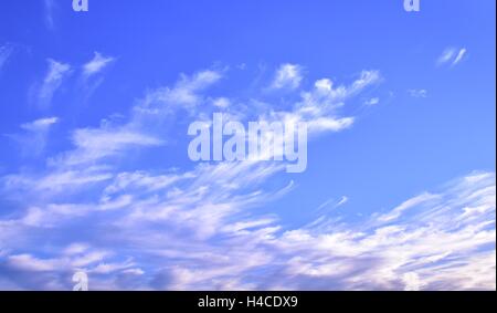 Am Nachmittag Himmel in NYC mit dünnen Wolken Stockfoto