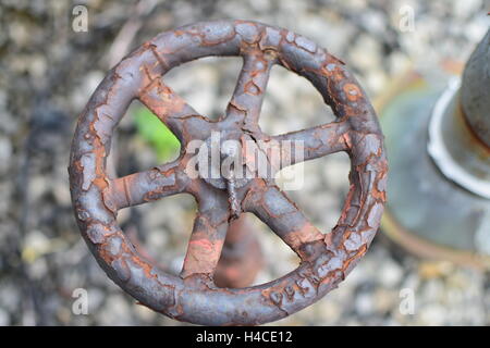 Alten verwitterten Rusty Druck Freigabe Ventil Rad Stockfoto