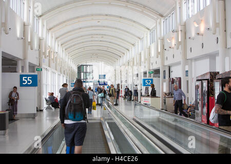 Sydney, Kingsford Smith Airport, Innenaufnahme des inländischen Flughafenterminals, Passagiere auf der beweglichen Treppe des Reisenden, NSW, Australien Stockfoto