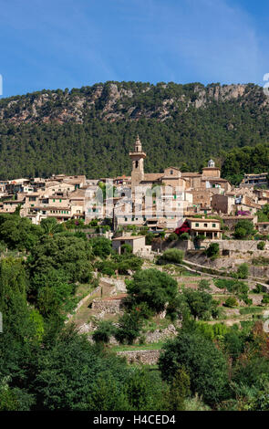 Valldemossa mit Pfarrkirche, Insel Mallorca, Balearen, Spanien, Europa Stockfoto