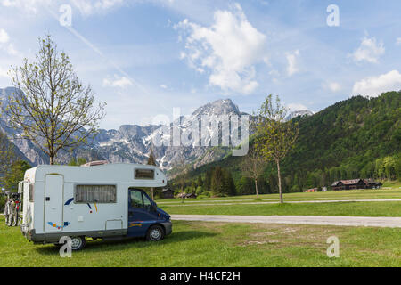 Wohnmobil auf einem Parkplatz vor dem Totes Gebirge im Almtal Tal am Almsees, Oberösterreich, Österreich, Europa, Stockfoto