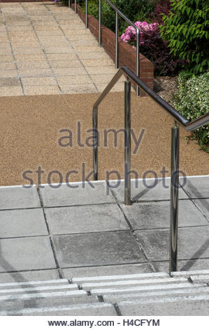 Steintreppe Mit Dem Stahl Gelander Fur Gehen In Den Botanischen