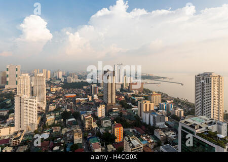 Manila, Philippinen. September 2016 - Ansicht der Bucht von Manila aus meinem Hotelzimmer im Stadtteil Malate. Stockfoto