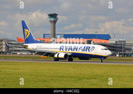 Ryanair Boeing 737-800 nächste Gen EI-ENL Ankunft am Flughafen Luton, UK Stockfoto