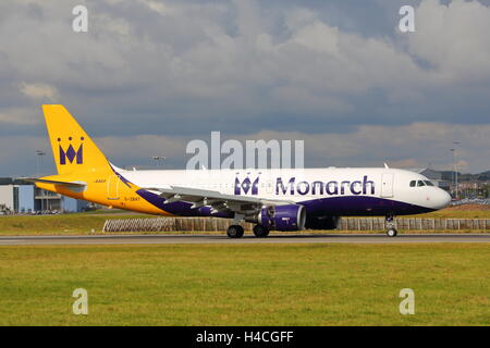 Monarch Airlines Airbus A320-200 G-ZBAT Ankunft am Flughafen London Luton, UK Stockfoto