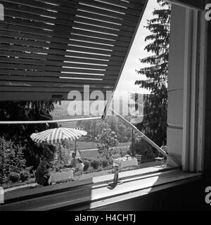 Blick Unter Einer Sonnenmarkise Auf die Terrasse von Hotel Waldlust Im Schwarzwald Und Auf Die Landschaft in der Umgebung, 1930er Jahre Deutschland. Unter einer Leinwand blind für die Terrasse des Hotel Waldlust und die Landschaft rund um Freudenstadt anzeigen Stockfoto