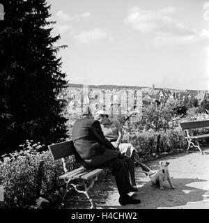 Ein Paar Sitzt Auf Einer Anhöhe Über Freudenstadt Im Schwarzwald, Deutschland, 1930er Jahre. Ein paar sitzt auf einer Bank in der Stadt Freudenstadt im Schwarzwald, Deutschland der 1930er Jahre. Stockfoto