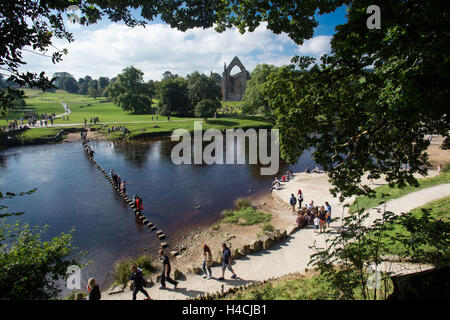 Mitglieder der Öffentlichkeit genießen Sie die Sonne in Bolton Abbey, neben der Flusses Wharfe in Wharfedale, North Yorkshire, auf 18 Septem Stockfoto