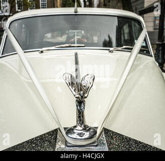 Ich bin morgens in einem Rolls-Royce Silver Cloud heiraten Stockfoto