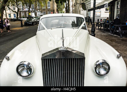 Ich bin morgens in einem Rolls-Royce Silver Cloud heiraten Stockfoto