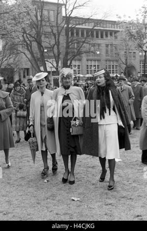 Zuschauer Beim Moderennen in Berlin, Deutschland, 1930er Jahre. Zuschauer beim Moderennen Pferd Rennen in Berlin, Deutschland der 1930er Jahre Stockfoto