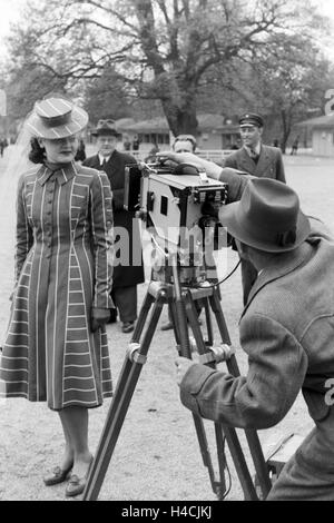 Zuschauer Beim Moderennen in Berlin, Deutschland, 1930er Jahre. Zuschauer beim Moderennen Pferd Rennen in Berlin, Deutschland der 1930er Jahre Stockfoto