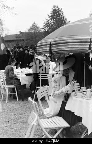 Zuschauer Beim Moderennen in Berlin, Deutschland, 1930er Jahre. Zuschauer beim Moderennen Pferd Rennen in Berlin, Deutschland der 1930er Jahre Stockfoto