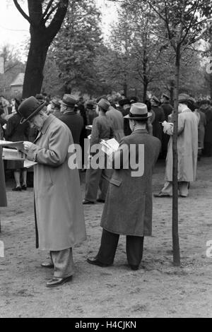 Zuschauer Beim Moderennen in Berlin, Deutschland, 1930er Jahre. Zuschauer beim Moderennen Pferd Rennen in Berlin, Deutschland der 1930er Jahre Stockfoto