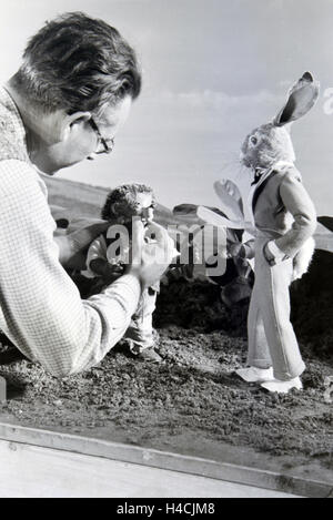 Filmaufnahmen Auf Dem gesetzt Vom Puppenfilm Der Wettlauf Zwischen Dem Hasen Und Dem Igel Mit der Figur Mecki, Unter der Produktion Und Leitung der Gebrüder Diehl, 1930er Jahre Deutschland. Dreharbeiten am Set des Films The Rabbit Puppe ein Igel wi Stockfoto