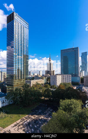 Panoramablick auf die polnische Hauptstadt mit verschiedenen Arten von Büro- und Wohngebäuden - Warschau, Polen. Stockfoto