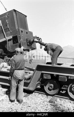Ein Dorf Entsteht bin Piz Buin, 1930er Jahre Deutsches Reich. Ein Dorf an der Piz Buin, Deutschland der 1930er Jahre Entwicklung Stockfoto