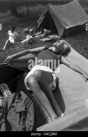 Campingurlaub Bei Marbach eine der Naab, 1930er Jahre Deutsches Reich. Camping in der Nähe von Marbach an Naab, Deutschland 1930. Stockfoto