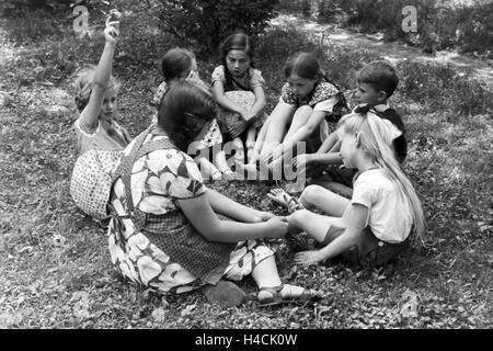 Unterricht Im Freien eine der von Adolf Reichwein Geleiteten Landschule in Tiefensee, 1930er Jahre Deutschland. Outdoor-Klassen an der Dorfschule in Tiefensee laufen durch Adolf Reichwein, Deutschland der 1930er Jahre Stockfoto