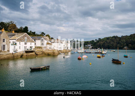 Häuser und Hotel auf dem Fluss Fowey, Fowey Hafen, Cornwall, England, Vereinigtes Königreich Stockfoto