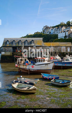 Kleiner Hafen in Großbritannien mit Fischerbooten in Mevagissey, Cornwall, England Stockfoto