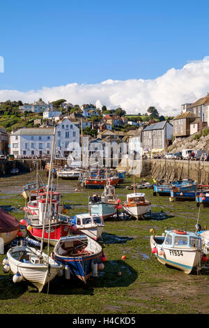 Mevagissey Hafen mit Fischerbooten bei Ebbe, Cornwall, England, UK Stockfoto