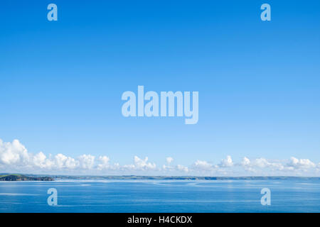 Wetter - Blauer Himmel mit Cumulus Wolken bilden über eine Küstenlinie, Großbritannien Stockfoto