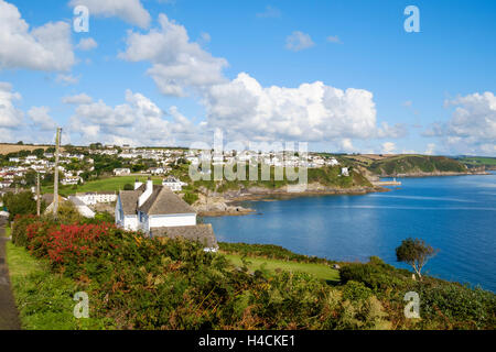 Küste von Cornwall UK vom South West Coast Path aus in Richtung Chapel Point, Dorf Portmellon mit Blick zurück nach Mevagissey Stockfoto
