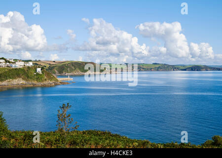 Cornish Coastline - Blick vom South West Coast Path in Richtung Mevagissey, Cornwall, England, Großbritannien Stockfoto