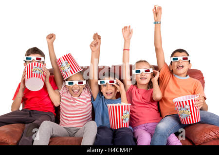 Gruppe von Kindern mit 3d Brille und Popcorn in einem Sofa Spaß Stockfoto