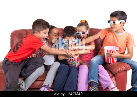 Gruppe von Kindern mit 3d Brille und Popcorn in einem Sofa Spaß Stockfoto