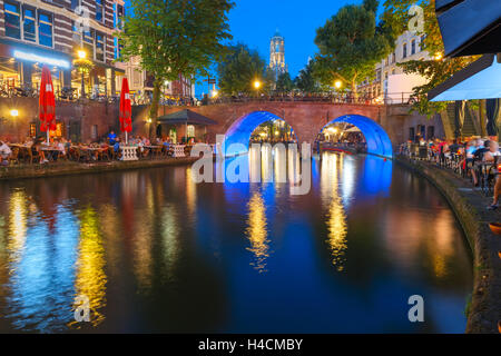 Nacht-Dom-Turm und Brücke, Utrecht, Niederlande Stockfoto