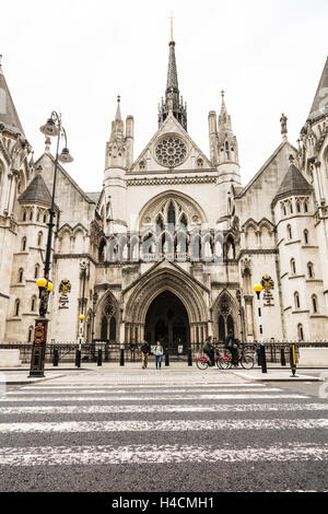 Eingang zu den königlichen Höfen von Gerechtigkeit, Fleet Street, London, England, UK Stockfoto