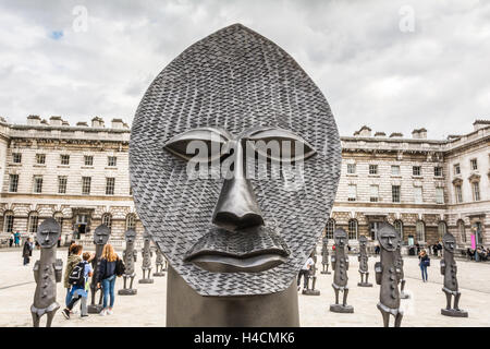 "Black and Blue: der unsichtbare Mann und die Maske der Schwärze, vom Künstler Zak Ove im Somerset House in London, Stockfoto