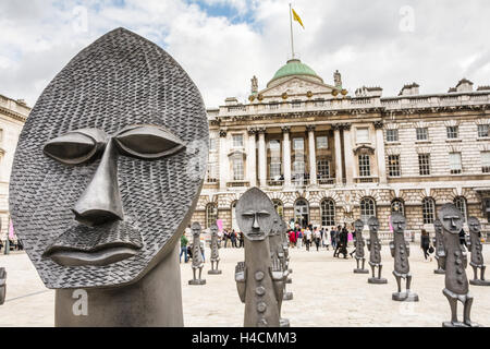 "Black and Blue: der unsichtbare Mann und die Maske der Schwärze, vom Künstler Zak Ove im Somerset House in London, Stockfoto