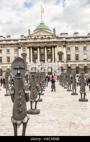 "Black and Blue: der unsichtbare Mann und die Maske der Schwärze, vom Künstler Zak Ove im Somerset House in London, Stockfoto