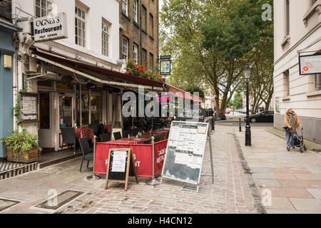 Eine ältere Frau Spaziergänge Cosmo Ort aus Southampton Row, London, England, UK Stockfoto