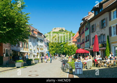 Deutschland, Baden-Wurttemberg, Staufen im Breisgau, Hauptstraße mit Blick auf den Schlossberg und die Burg Staufen Stockfoto