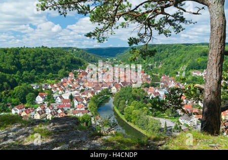 Deutschland, Baden-Wurttemberg, Sulz am Neckar, Blick von der Suche Gähnen Stein auf die Stadt Sulz am Neckar, oben links in der Ecke Holz Ruine Alptraum, Stockfoto