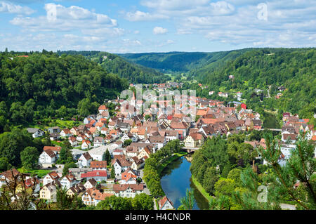 Deutschland, Baden-Wurttemberg, Sulz am Neckar, Blick von der Suche Gähnen Stein auf die Stadt Sulz am Neckar, oben links in der Ecke Holz Ruine Alptraum, Stockfoto