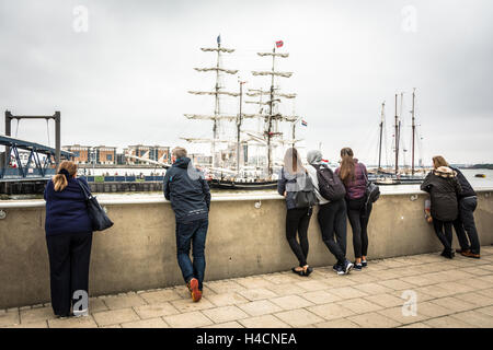 Große Schiffe auf der Themse in London, England, UK Stockfoto