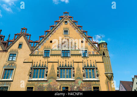 Deutschland, Baden-Wurttemberg, Ulm / Donau, Rathaus, das außen Gemälde die Südfassade im Jahre 1905 neu wurde schmückt, ist von einem Handelsschiff, die "Ulmer Zeit" und die Wappen der Städte und Länder Ulmer Handelspartner, drei spätgotische Süden Fenster Wimpergaufbauten und Steinskulpturen sechs Kurfürsten von Meister Hartmann, auf dem Turm rechts Erker erhalten gezeigt Stockfoto