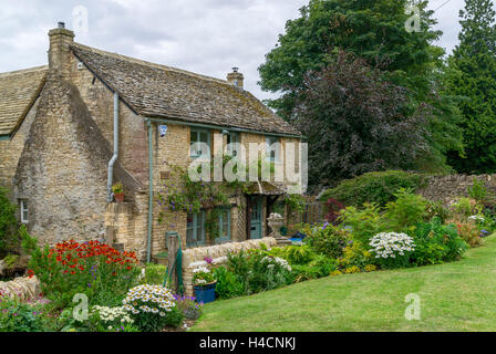 Großbritannien, Gloucestershire, Northleach schließen Cirencester, Ferienhaus Steinhaus Cotswold Hausgarten Blumen Sträucher, Stockfoto