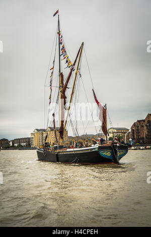 Ein Themse Segeln Lastkahn auf der Themse in London, Vereinigtes Königreich, Stockfoto