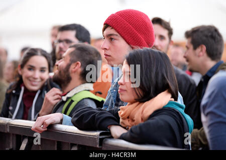 VALENCIA, Spanien - 5 APR: Menschenmenge sehen Sie ein Konzert beim MBC-Fest am 5. April 2015 in Valencia, Spanien. Stockfoto