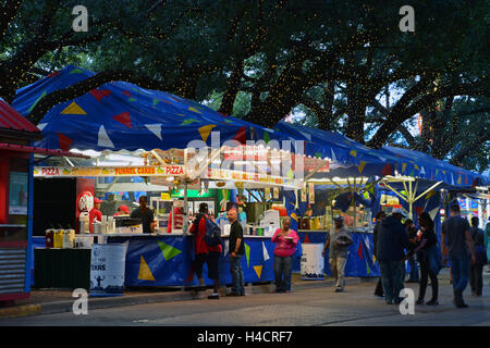 Konzessionen zu verkaufen eine Vielzahl von frittierten Lebensmitteln, einschließlich gebratene Jell-o Kugeln während der 2016 State Fair of Texas. Stockfoto