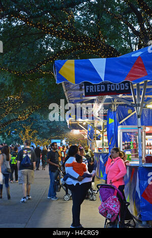 Konzessionen zu verkaufen eine Vielzahl von frittierten Lebensmitteln, einschließlich gebratene Jell-o Kugeln während der 2016 State Fair of Texas. Stockfoto