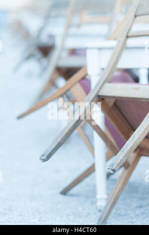 Tische und Holzstühle in einer Zeile Stockfoto