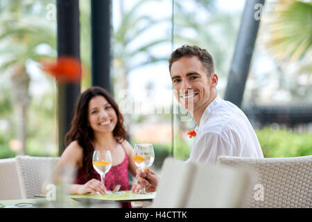 glückliches junges Paar im restaurant Stockfoto