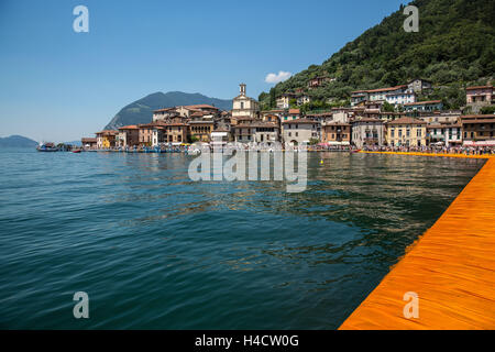 Lago Iseosee, Floating Pier, Blick auf Monte Isola Stockfoto